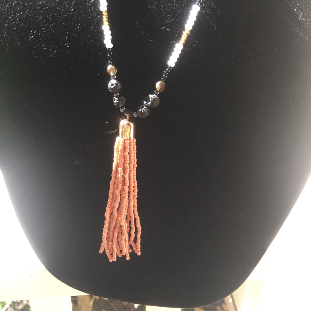 Pink tassel necklace - Picture 5 of 8